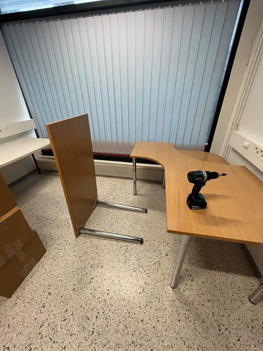 Työpöytä purettuna kuljetusta varten.