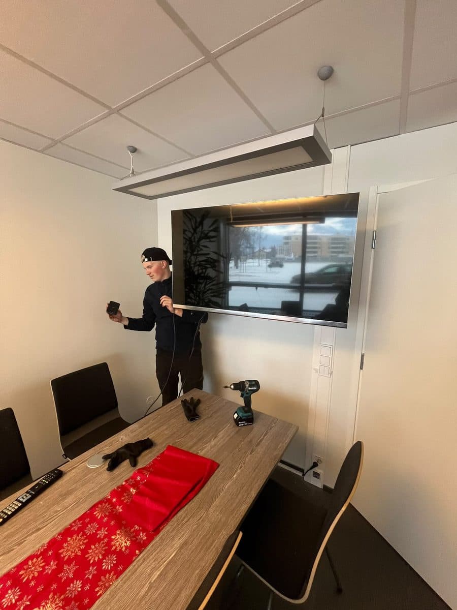 TV paikallaan neuvotteluhuoneen seinällä.