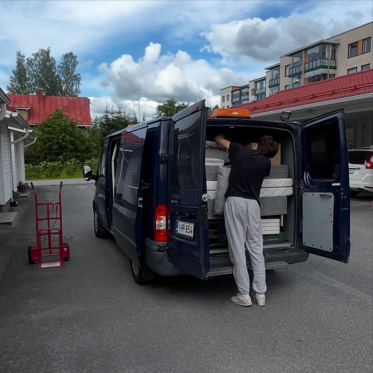 Stenfors Transportin muuttoauto lastattavana asiakkaan pihassa